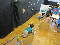 写真：0歳児が遊んでいる様子