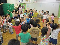 写真：全園児での盆踊りの様子