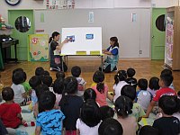 パネルシアターを見ている子どもたちの様子