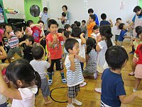 写真：4歳児の踊っている様子