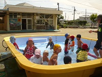 3歳児こあら組の水遊びの写真