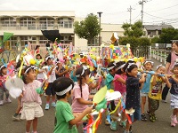 夏まつりのおみこしが園外に出る写真