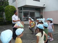 夏まつりの装飾を日野療護園にプレゼントしている写真