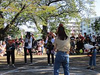 写真：親子で踊る様子