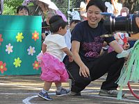 写真：親元へ歩いて行く様子