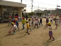 第八小学校の1年生とドッチボールの試合をしている写真