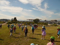 北川原公園にお弁当を持って到着した写真