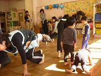 地域の子どもたちとリズム遊びをしている写真