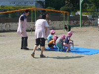 マジオたんぽぽ保育園の子どもたちが宝探しをしている様子