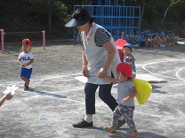 写真：運動会1歳児親子競技