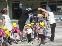 写真：運動会1歳児親子競技