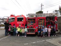 消防自動車と子ども達