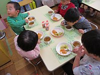 写真：ぱんだぐみの会食の様子