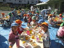 写真：芋煮会　会食風景