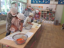 写真：芋煮会　野切り