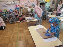 写真：芋煮会　こんにゃくちぎり