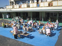 写真：芋煮会　会食風景