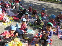 写真：お弁当給食　食べている様子