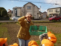 今日はせせらぎ農園で何をするのか説明を受けている写真