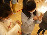 第八小学校でコマ回しで遊んでいる写真