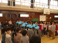 第八小学校の1年生に挨拶をしている写真