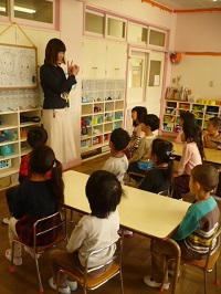 第八小学校先生に出前授業をしてもらっている写真