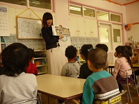 第八小学校の先生の出前授業で話を聞いている写真