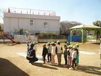 4歳児ぞう組が横断歩道をわたる写真