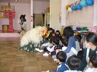 獅子に頭のところをかちかちしている写真