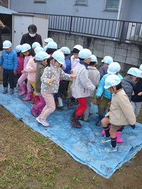 せせらぎ農園での豆のさや踏みの写真