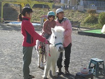 写真：馬に乗っている