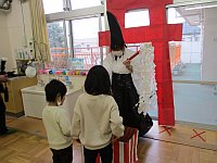 神社コーナーでお願い事をしている写真