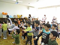 エコダンスをおどる子どもたちの写真