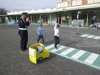 写真：模擬信号で、横断歩道を渡る練習