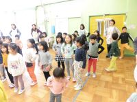 踊る子ども達