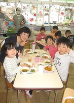 写真：子どもたちの会食風景