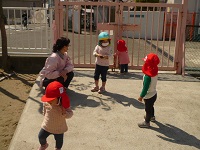1歳児りす組がスロープのところで遊んでいる写真
