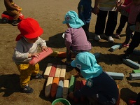 1歳児りす組が3歳児うさぎ組と一緒に遊んでいる写真