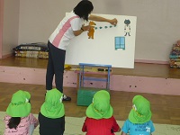 5歳児クラスがパネルシアターを見ている写真