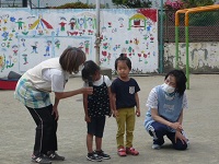 4歳児ぞう組の新入園児を紹介している写真