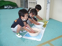 3歳児こあら組がジャガイモを洗っている写真