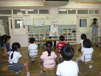 5歳児らいおん組がカレーのルー作りのデモンストレーションを見ている写真