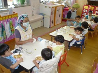 1歳児りす組がカレーを食べている写真