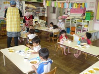 2歳児うさぎ組がカレーを食べている写真