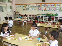 5歳児らいおん組がカレーを食べている写真