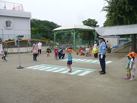 4歳児ぞう組が横断歩道を渡る練習をする写真