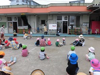 写真：園庭で誕生会