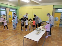 写真：4歳児さんが見学