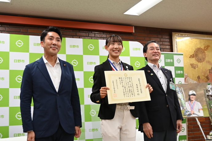 馬場咲希選手と市長、議長の写真