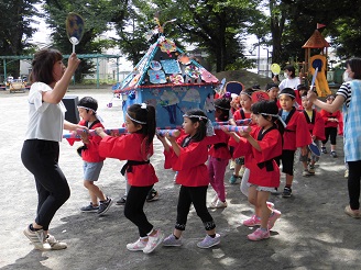 らいおん組がお神輿をしょっている写真